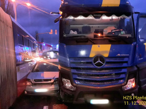 Při další nehodě zůstal mezi kamionem a autobusem skřípnutý osobák