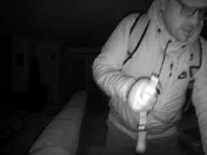 Důmyslně ukrytá kamera natočila uvnitř bytu tvář zloděje, který tam prohledával šuplíky. Teď ho hledá policie