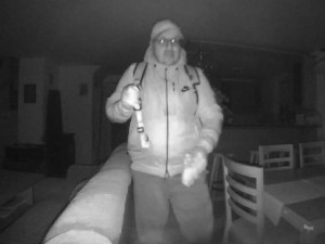 Důmyslně ukrytá kamera natočila uvnitř bytu tvář zloděje, který tam prohledával šuplíky. Teď ho hledá policie