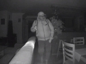 Důmyslně ukrytá kamera natočila uvnitř bytu tvář zloděje, který tam prohledával šuplíky. Teď ho hledá policie