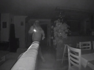 Důmyslně ukrytá kamera natočila uvnitř bytu tvář zloděje, který tam prohledával šuplíky. Teď ho hledá policie