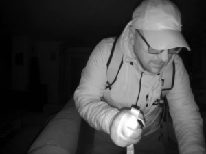 Důmyslně ukrytá kamera natočila uvnitř bytu tvář zloděje, který tam prohledával šuplíky. Hledá ho policie