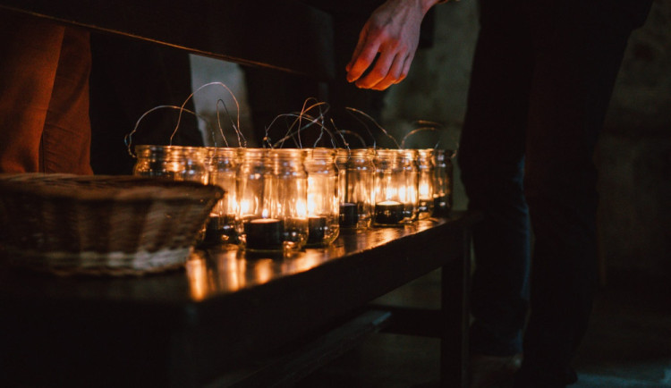 V Česku už je Betlémské světlo. Do Plzeňského kraje ho přivezou skauti na některá místa už tento týden