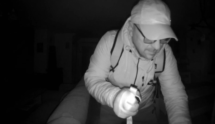 Důmyslně ukrytá kamera natočila uvnitř bytu tvář zloděje, který tam prohledával šuplíky. Teď ho hledá policie