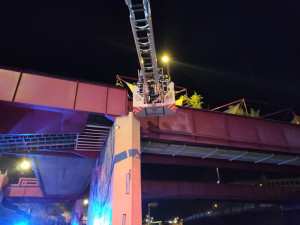 Z kovové lávky před kavárnou na náplavce se valil hustý dým. Požár ochromil provoz tramvají a trolejbusů