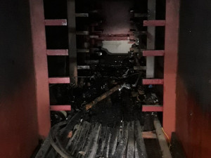 Z kovové lávky před kavárnou na náplavce se valil hustý dým. Požár ochromil provoz tramvají a trolejbusů