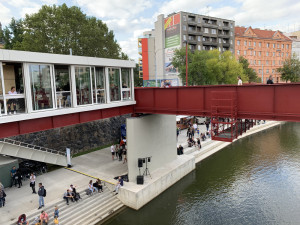 Takto vypadá kavárna na náplavce za běžného provozu