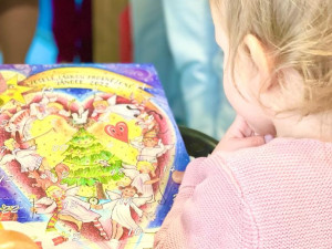 Před lety si prošel rakovinou, dnes dětem, které jsou přes svátky v nemocnici, rozdává adventní kalendáře