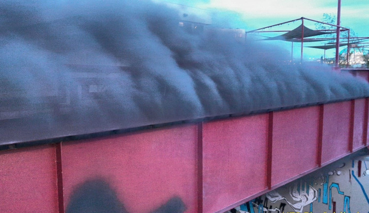 Z kovové lávky před kavárnou na náplavce se valil hustý dým. Požár ochromil provoz tramvají a trolejbusů