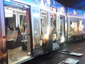 Nabouranou moderní vánoční tramvaj nahradí jeden z nejstarších vozů ve speciálním retronátěru