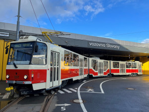 Nabouranou moderní vánoční tramvaj nahradí jeden z nejstarších vozů ve speciálním retronátěru