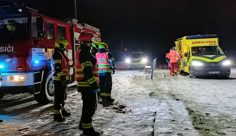 Řidiče zabil vlastní kamion, přimáčkl ho ke druhému zaparkovanému vozu