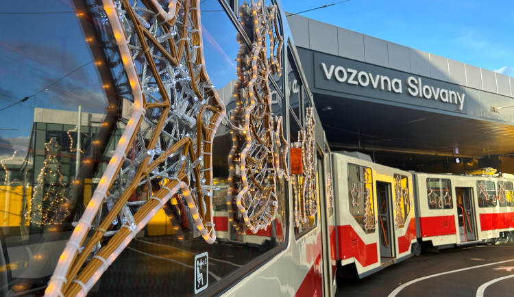 Nabouranou moderní vánoční tramvaj nahradí jeden z nejstarších vozů ve speciálním retronátěru