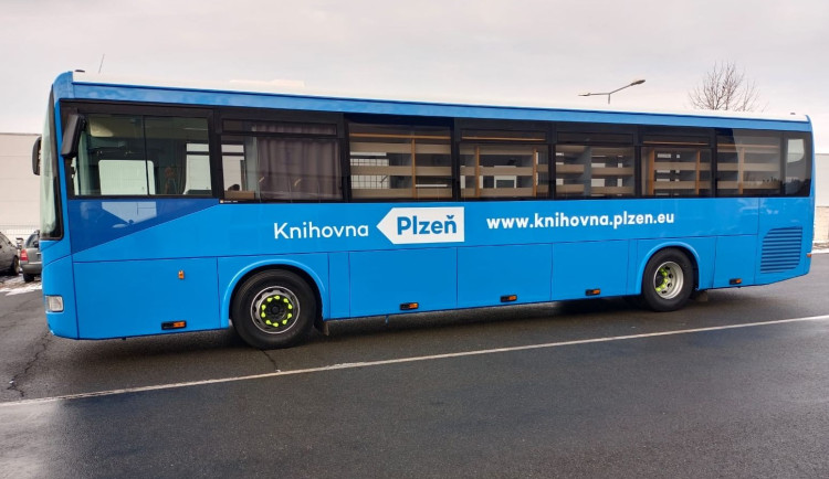 Unikátní knihovna na kolech se vrací do služby, bibliobus jezdí jen ve dvou městech v Česku