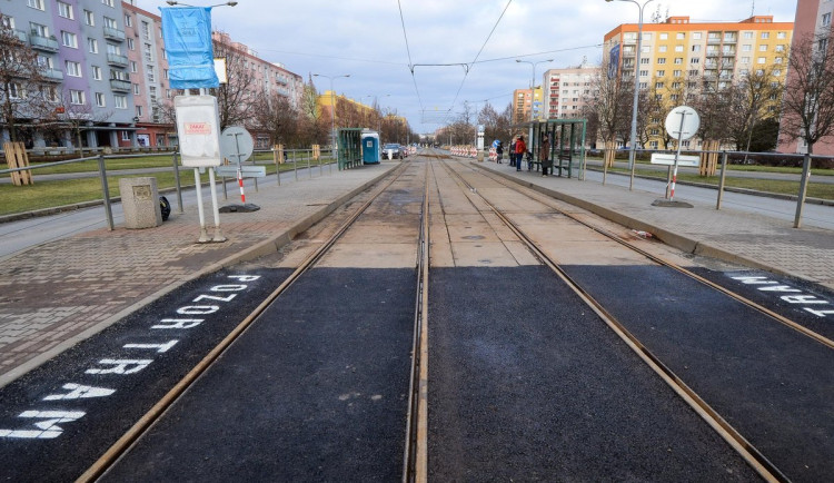 První etapa rozsáhlé rekonstrukce tramvajové trati na Koterovské je u konce, další odstartuje na jaře