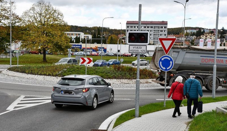 Hasiče štvou řidiči z Blanska. Jezdí na červenou a blokují výjezd, stěžují si požárníci