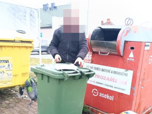 Hledaného muže našli policisté, jak se prohrabuje v kontejneru na elektroodpad, dříve v něm uhořel zloděj