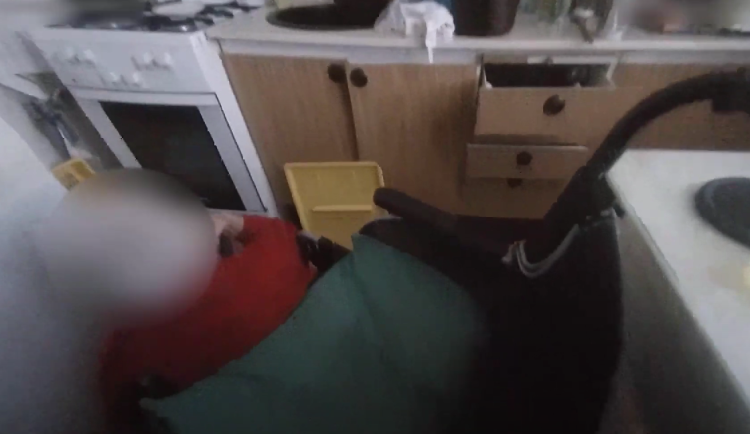 VIDEO: Třiadevadesátiletá seniorka se zaklínila v invalidním vozíku, pomoc si přivolala SOS tlačítkem