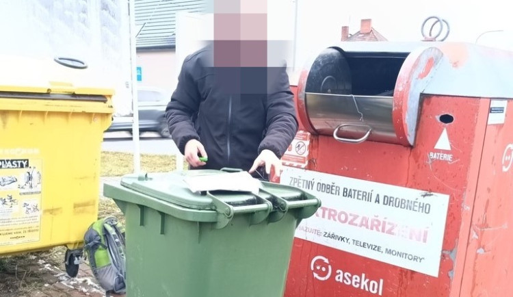 Hledaného muže našli policisté, jak se prohrabuje v kontejneru na elektroodpad, dříve v něm uhořel zloděj