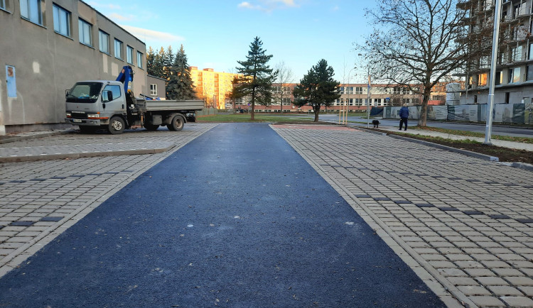 Celkem 17 nových parkovacích míst přibylo na Borech, obvod za ně zaplatil bezmála tři miliony