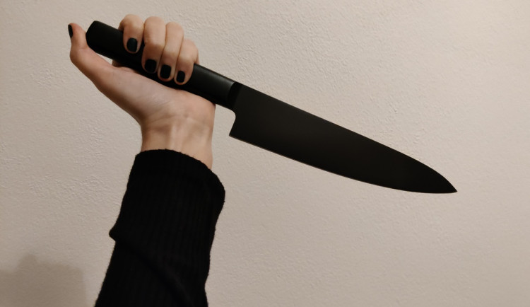 Žena v sebeobraně bodla útočníka nožem, poté mu okamžitě přivolala záchranku a poskytla první pomoc