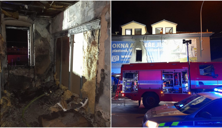 Při požáru starého činžáku se několik osob nadýchalo zplodin, sanitky rozvezly do nemocnic 12 lidí