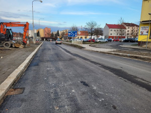 Skončila oprava hlavní tepny Rokycan, zbývá už jen dodělat chodníky