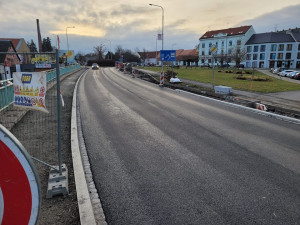 Skončila oprava hlavní tepny Rokycan, zbývá už jen dodělat chodníky