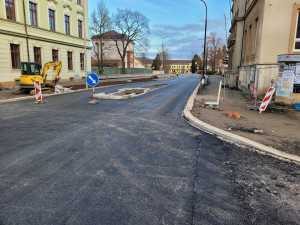 Skončila oprava hlavní tepny Rokycan, zbývá už jen dodělat chodníky