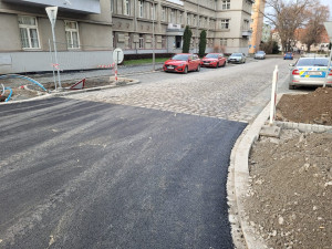 Skončila oprava hlavní tepny Rokycan, zbývá už jen dodělat chodníky