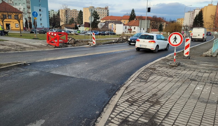 Skončila oprava hlavní tepny Rokycan, zbývá už jen dodělat chodníky