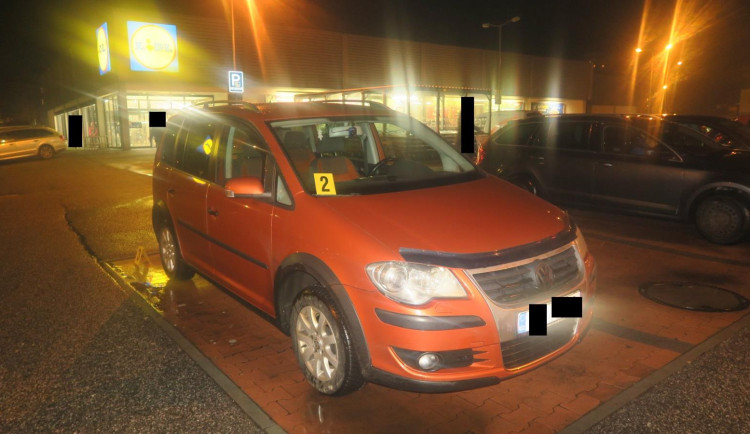 Policie hledá viníka i svědky nehody z parkoviště u obchodu