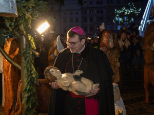 Betlém na plzeňském náměstí je kompletní. Biskup Tomáš Holub již uložil Jezulátko do jesliček