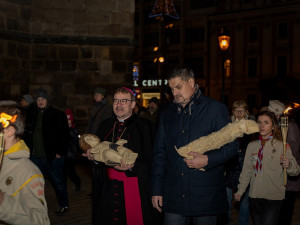 Biskupa doprovodil k jesličkám starosta obvodu David Procházka