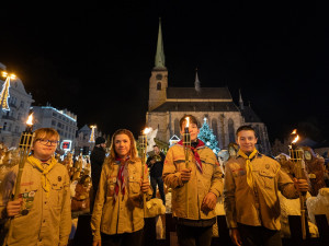 Betlém na plzeňském náměstí je kompletní. Biskup Tomáš Holub již uložil Jezulátko do jesliček