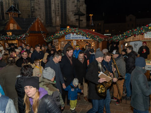 Betlém na plzeňském náměstí je kompletní. Biskup Tomáš Holub již uložil Jezulátko do jesliček