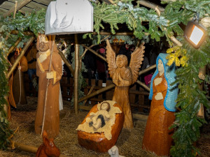 Betlém na plzeňském náměstí je kompletní. Biskup Tomáš Holub již uložil Jezulátko do jesliček