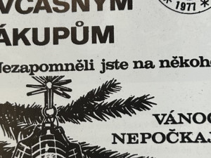 Balící papír z loňských Vánoc a dárky podpultovky. Jak vypadaly svátky v dobách minulých?