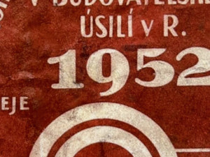 Balící papír z loňských Vánoc a dárky podpultovky. Jak vypadaly svátky v dobách minulých?