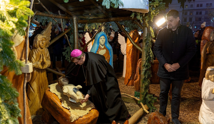 Betlém na plzeňském náměstí je kompletní. Biskup Tomáš Holub již uložil Jezulátko do jesliček