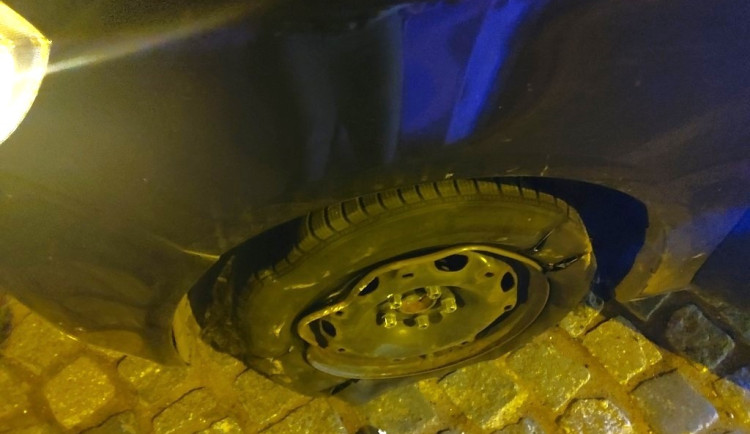 Opilý motorista si při odjezdu z firemního večírku pořádně pochroumal své vozidlo