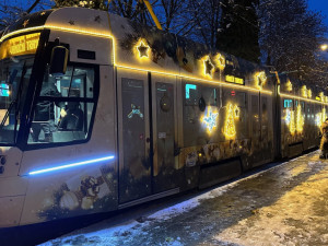 Soutěž o nejkrásnější vánoční tramvaj je v plném proudu. Plzeň má kvůli bouračce hned dvě želízka v ohni