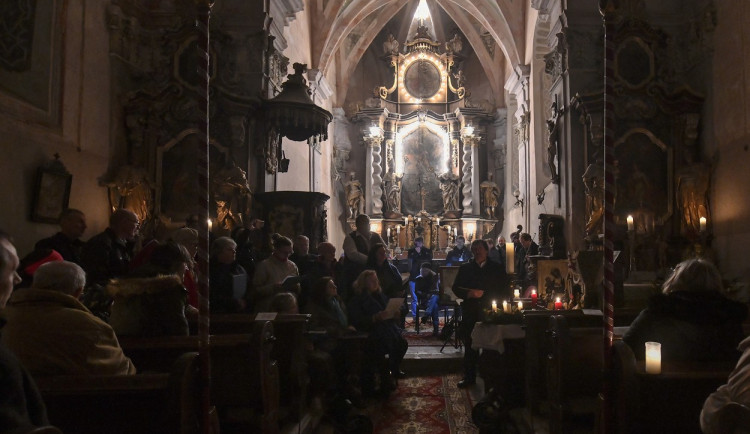 Barokní oltář kostela po letech opět rozzářilo i několik původních žárovek vynálezce Thomase Alvy Edisona