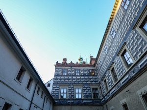 Vnitroblok plzeňského magistrátu má opravenou sgrafitovou výzdobu. Použila se původní historická technologie