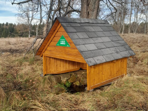 Čtyři studánky v Brdech kryjí nové stříšky, další prameny se budou podobně upravovat v příštím roce