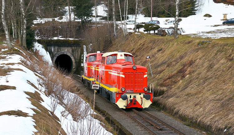 Nostalgické jízdy na zubačce budou i v příštím roce. Poté začne oprava trati