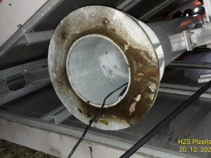 Špatně přišroubovaný obří reklamní poutač demoloval silný vítr. Do nebezpečné akce vyrazili hasiči a jeřáb