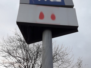 Špatně přišroubovaný obří reklamní poutač demoloval silný vítr. Do nebezpečné akce vyrazili hasiči a jeřáb