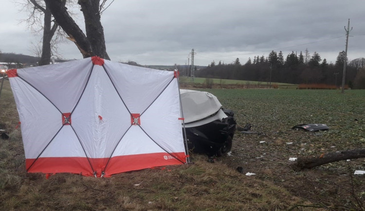 Dvacetiletý spolujezdec zahynul po nárazu osobního vozu do stromu. Stejně starý řidič je velmi těžce zraněn