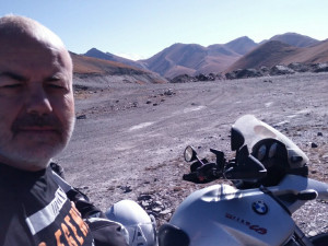 Motorkář popsal v knize zábavně nekorektním jazykem drsné putování po Pamírské dálnici